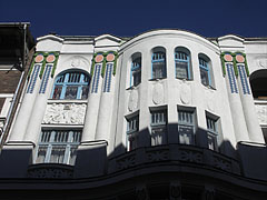 Rampage of the secession (Art Nouveau) style over the Paris, Texas Café - Budapest, Hungría
