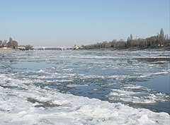 The view of the icy Danube River to the direction of the Árpád Bridge - Budapest, Ungarn